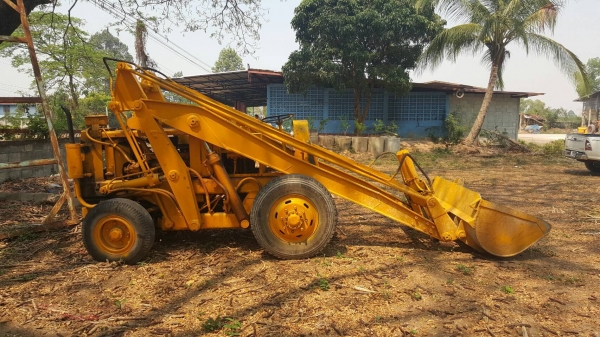 ขาย รถตัก KOMATSU SD20 เครื่องแน่น รถใช้งานได้ดี ต่อแขนเรียบร้อย ตักขึ้น 10 ล้อได้สบายครับ