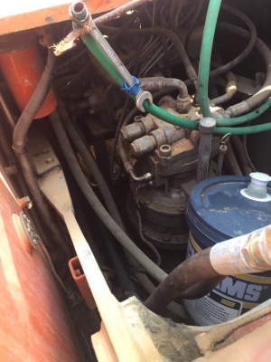 HITACHI ZX200-1 ราคา  1,250,000 บาท ทำงาน 13,xxx  เครื่องดี ไฟฟ้าครบ โช่ใหม่ 2 ข้าง เอวแน่น เอกสารเล่มทะเบียน  รถอยู่ จ.ร้อยเอ็ด โทร 098-1862844 อ๊อฟ 101 ไอดีไลน์ ja5657