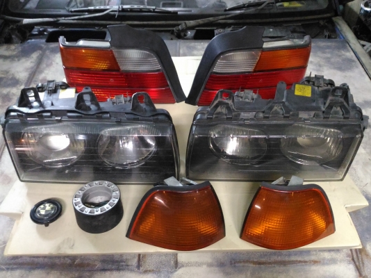 ไฟหน้าBMW 318 E36 คู่ละ1000 ไฟมุมคู่ละ300 ไฟท้ายคู่ละ1500 ไฟเลี้ยวข้างคู่ละ300