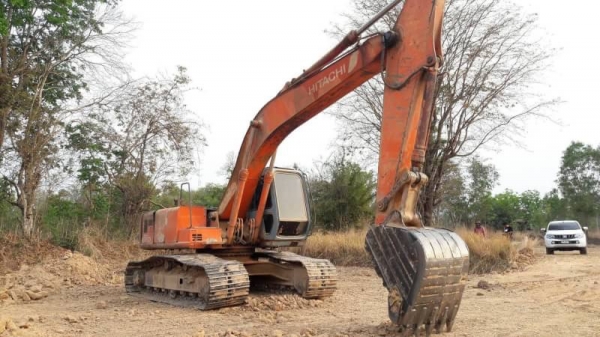 เก่านอก 2 ปี 735,000 HITACHI EX200-3 เครื่องดี ปั้มแรง โช่หนา เอวแน่น ไฟฟ้าครบ เอกสารอินวอยท์ รถอยู่ จ.สุรินทร์ โทร 098-1862844 อ๊อฟ 101 ไอดีไลน์ ja5657