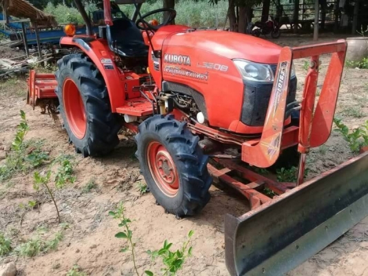 KUBOTA L 3608. ปี 55. ราคา 285,000 บาท 1,436  ชั่วโมง เครื่องดี เกียร์แรง  ยางดี. (ใบมีด-หาง 5 โลต้าลี้ ) เอกสารเล่มทะเบียน  รถอยู่ จ.ศรีสะเกษ โทร 098-1862844 ไอดีไลน์ ja5657