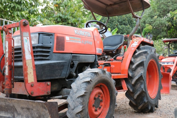 ขายรถไถ KUBOTA L3408 2เพลา 34 แรงม้า แถมอุปกรณ์ 2 ชิ้น ดันหน้าและผานหลัง ทะเบียนพร้อมโอน พร้อมใช้งานได้เลย ราคา 200,000 มีรถขนส่งบริการขนส่งทั่วไทย สามย่านแทรคเตอร์ อ.แกลง จ.ระยอง 0818618678,0899347475 https://www.facebook.com/DC-Tractor-Rayong-3071545327 ขายรถไถ KUBOTA L3408 2เพลา 34 แรงม้า แถมอุปกรณ์ 2 ชิ้น ดันหน้าและผานหลัง ทะเบียนพร้อมโอน พร้อมใช้งานได้เลย ราคา 200,000 มีรถขนส่งบริการขนส่งทั่วไทย สามย่านแทรคเตอร์ อ.แกลง จ.ระยอง 0818618678,0899347475 https://www.facebook.com/DC-Tractor-Rayong-3071545327
