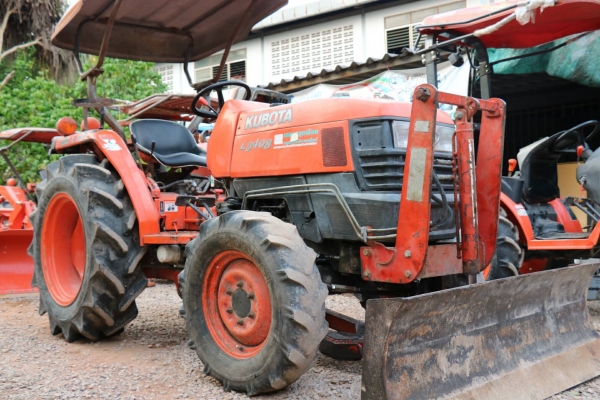 ขายรถไถ KUBOTA L3408 2เพลา 34 แรงม้า แถมอุปกรณ์ 2 ชิ้น ดันหน้าและผานหลัง ทะเบียนพร้อมโอน พร้อมใช้งานได้เลย ราคา 200,000 มีรถขนส่งบริการขนส่งทั่วไทย สามย่านแทรคเตอร์ อ.แกลง จ.ระยอง 0818618678,0899347475 https://www.facebook.com/DC-Tractor-Rayong-3071545327