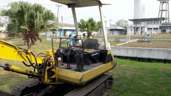 แม็คโคเล็ก KOMATSU  รุ่น PC 30-5  เครื่อง 3 สูบ มีฝาครอบเครื่อง