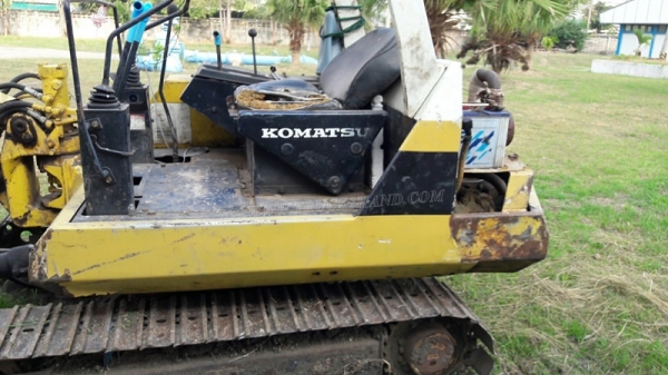 แม็คโคเล็ก KOMATSU  รุ่น PC 30-5  เครื่อง 3 สูบ มีฝาครอบเครื่อง
