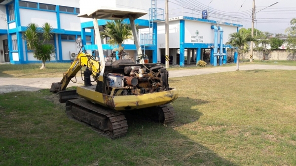 แม็คโคเล็ก KOMATSU  รุ่น PC 30-5  เครื่อง 3 สูบ มีฝาครอบเครื่อง
