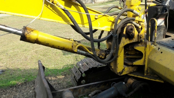 แม็คโคเล็ก KOMATSU  รุ่น PC 30-5  เครื่อง 3 สูบ มีฝาครอบเครื่อง