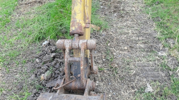 แม็คโคเล็ก KOMATSU  รุ่น PC 30-5  เครื่อง 3 สูบ มีฝาครอบเครื่อง