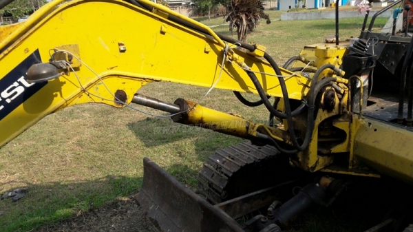 แม็คโคเล็ก KOMATSU  รุ่น PC 30-5  เครื่อง 3 สูบ มีฝาครอบเครื่อง