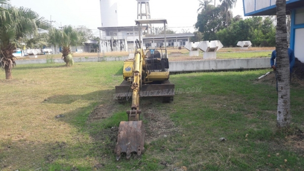 แม็คโคเล็ก KOMATSU  รุ่น PC 30-5  เครื่อง 3 สูบ มีฝาครอบเครื่อง