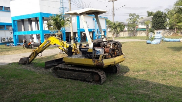 แม็คโคเล็ก KOMATSU  รุ่น PC 30-5  เครื่อง 3 สูบ มีฝาครอบเครื่อง
