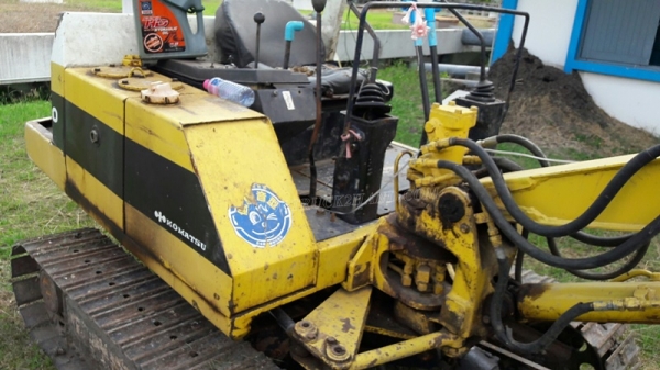 แม็คโคเล็ก KOMATSU  รุ่น PC 30-5  เครื่อง 3 สูบ มีฝาครอบเครื่อง