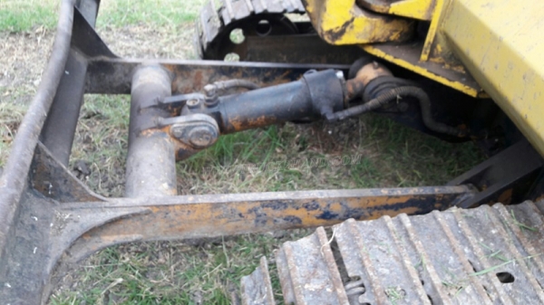 แม็คโคเล็ก KOMATSU  รุ่น PC 30-5  เครื่อง 3 สูบ มีฝาครอบเครื่อง