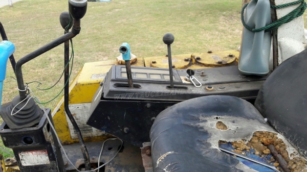 แม็คโคเล็ก KOMATSU  รุ่น PC 30-5  เครื่อง 3 สูบ มีฝาครอบเครื่อง