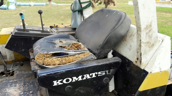 แม็คโคเล็ก KOMATSU  รุ่น PC 30-5  เครื่อง 3 สูบ มีฝาครอบเครื่อง