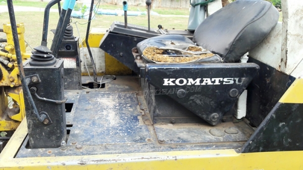 แม็คโคเล็ก KOMATSU  รุ่น PC 30-5  เครื่อง 3 สูบ มีฝาครอบเครื่อง