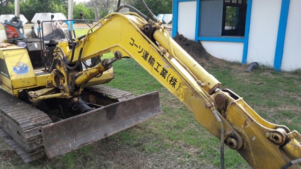 แม็คโคเล็ก KOMATSU  รุ่น PC 30-5  เครื่อง 3 สูบ มีฝาครอบเครื่อง