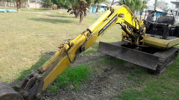 แม็คโคเล็ก KOMATSU  รุ่น PC 30-5  เครื่อง 3 สูบ มีฝาครอบเครื่อง