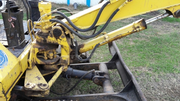 แม็คโคเล็ก KOMATSU  รุ่น PC 30-5  เครื่อง 3 สูบ มีฝาครอบเครื่อง