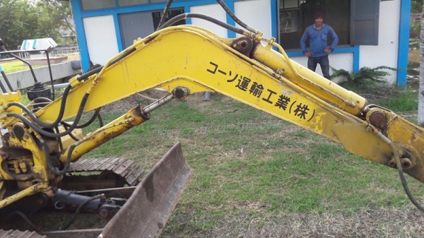 แม็คโคเล็ก KOMATSU  รุ่น PC 30-5  เครื่อง 3 สูบ มีฝาครอบเครื่อง
