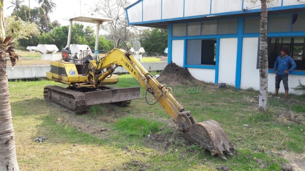 แม็คโคเล็ก KOMATSU  รุ่น PC 30-5  เครื่อง 3 สูบ มีฝาครอบเครื่อง