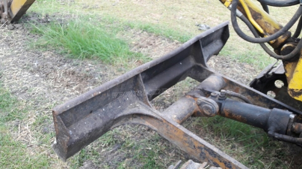 แม็คโคเล็ก KOMATSU  รุ่น PC 30-5  เครื่อง 3 สูบ มีฝาครอบเครื่อง