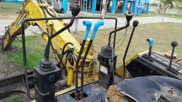 แม็คโคเล็ก KOMATSU  รุ่น PC 30-5  เครื่อง 3 สูบ มีฝาครอบเครื่อง