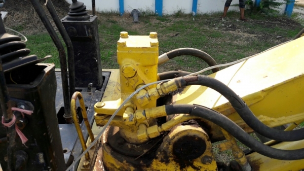 แม็คโคเล็ก KOMATSU  รุ่น PC 30-5  เครื่อง 3 สูบ มีฝาครอบเครื่อง