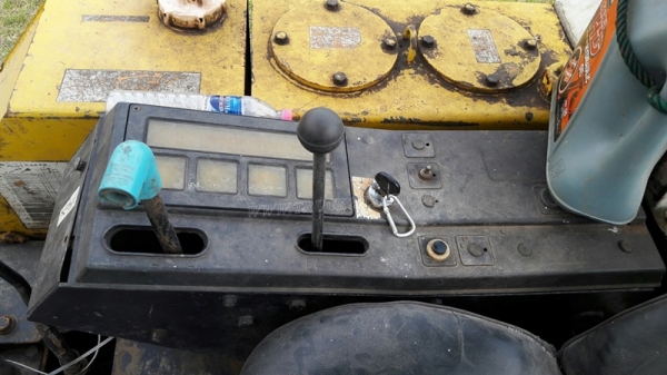 แม็คโคเล็ก KOMATSU  รุ่น PC 30-5  เครื่อง 3 สูบ มีฝาครอบเครื่อง