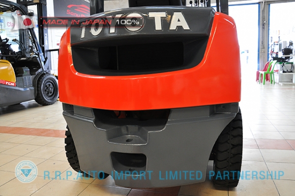 รถโฟล์คลิฟท์พร้อมขาย TOYOTA รุ่น  8FD25-32961 นำเข้าจากประเทศญี่ปุ่น 100\% ไม่เคยใช้งานในไทย