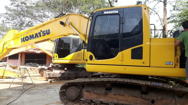 ขายด่วน!! Komatsu PC200-8MO ไมล์ ชม.5,000 สภาพสวยๆค่ะ