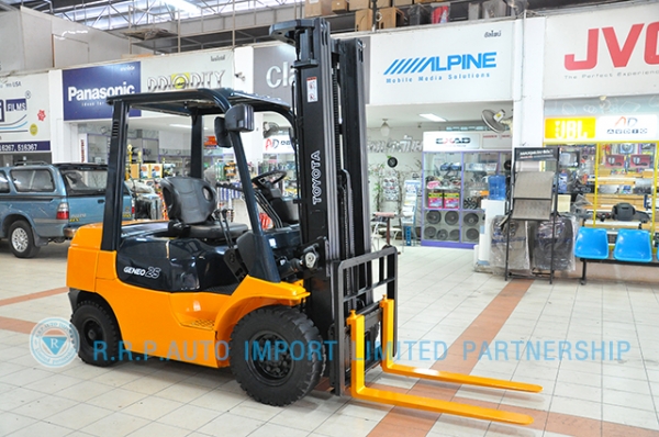 ขายรถโฟล์คลิฟท์มือสอง TOYOTA รุ่น7FD25-21850 นำเข้าจากประเทศญี่ปุ่น 100\% ไม่เคยใช้งานในไทย