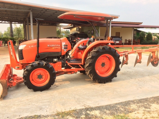 ขายL4708DT รถปี56  ใช้งานมา850 ชั่วโมง มาพร้อมผานหน้า หลังรถสวยคุณภาพเต็มพร้อมใช้งาน ยางใหม่ 4 เส้น รับประกันคุณภาพ