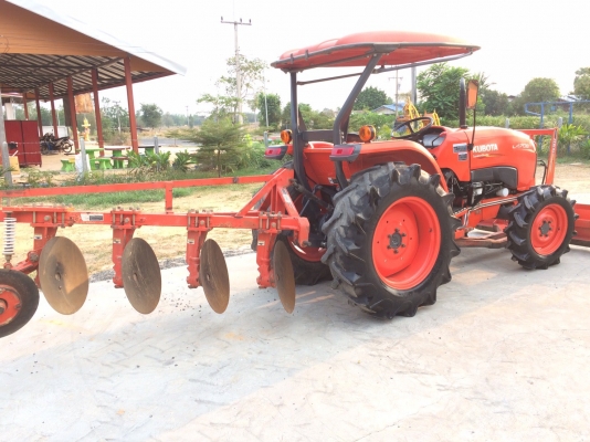 ขายL4708DT รถปี56  ใช้งานมา850 ชั่วโมง มาพร้อมผานหน้า หลังรถสวยคุณภาพเต็มพร้อมใช้งาน ยางใหม่ 4 เส้น รับประกันคุณภาพ