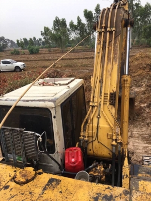 KOMATSU PC200-5 ราคา 675,000  บาท เครื่องดี โช่หนา เอวแน่น ไฟฟ้าครบ เอกสารเล่มทะเบียน  รถอยู่ จ.ร้อยเอ็ด โทร&amp;ไอดีไลน์ 0610710295