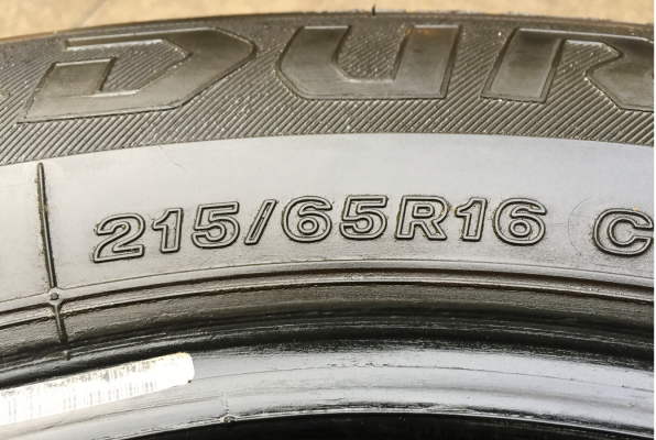 ยาง Bridgestone 215 65 16 ปี15 ดอกเต็ม ไม่มีปะ ใช้ยาว ราคาไม่แพง