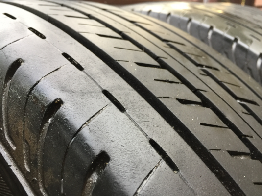 ยาง Bridgestone 215 65 16 ปี15 ดอกเต็ม ไม่มีปะ ใช้ยาว ราคาไม่แพง