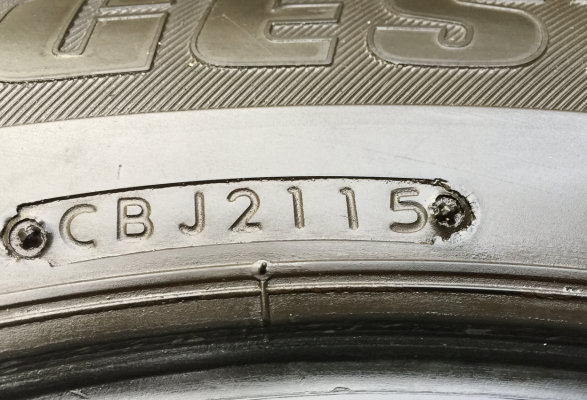 ยาง Bridgestone 215 65 16 ปี15 ดอกเต็ม ไม่มีปะ ใช้ยาว ราคาไม่แพง