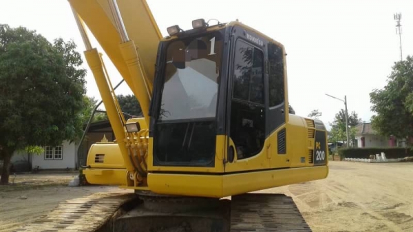 KOMATSU PC200-8MO ราคา 2,150,000 บาท 8,xxx ชั่วโมง เครื่องดี โช่หนา เอวแน่น ไฟฟ้าครบ เอกสารเล่มทะเบียน  รถอยู่ จ.นครปฐม โทร&amp;ไอดีไลน์ 0610710295