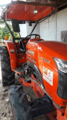 รถไถ 47 แรงอุปกร  3  อย่าง โลตารี ยีห้อตราช้าง   รถปี 56    ช.ม 1400 นิดฯฯ  พร้อมลุยงาน ราคาเบา ฯ   400000 บาท ทะเบียนพร้อมดู  รถที อ.ราษีไศล จ.ศรีสะเกษ   วันทูคอล 098 668-3479 dtac  094 283-9369  สิทธิ์ คับ