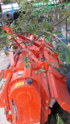 รถไถ 47 แรงอุปกร  3  อย่าง โลตารี ยีห้อตราช้าง   รถปี 56    ช.ม 1400 นิดฯฯ  พร้อมลุยงาน ราคาเบา ฯ   400000 บาท ทะเบียนพร้อมดู  รถที อ.ราษีไศล จ.ศรีสะเกษ   วันทูคอล 098 668-3479 dtac  094 283-9369  สิทธิ์ คับ