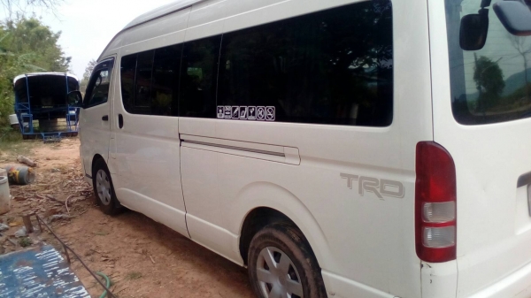 TOYOTA COMMUTER 2.5 D4D  เกียร์MT ปี 2012  ปี 55   ทะเบียนพร้อม  ดู  ทีจ. หนองบัวลำภู     ขายด่วน  ราคา  720000  บาท      วันทูคอล  0986683479 dtac 094 2839369 สิทธิ์ คับ