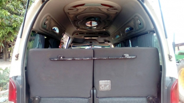 TOYOTA COMMUTER 2.5 D4D  เกียร์MT ปี 2012  ปี 55   ทะเบียนพร้อม  ดู  ทีจ. หนองบัวลำภู     ขายด่วน  ราคา  720000  บาท      วันทูคอล  0986683479 dtac 094 2839369 สิทธิ์ คับ