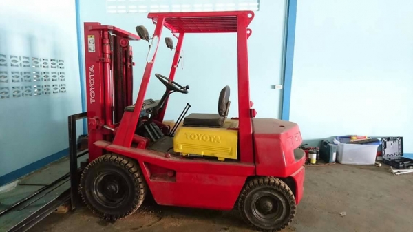 +++ ขายโฟล์คลิฟท์  TOYOTA 4FD20  ขนาด 2  ตัน  เครื่องยนต์ดีเซล  เสา  3  เมตร   เกียร์ธรรมดา   งา 1,070  มม.  ยางตันครับ