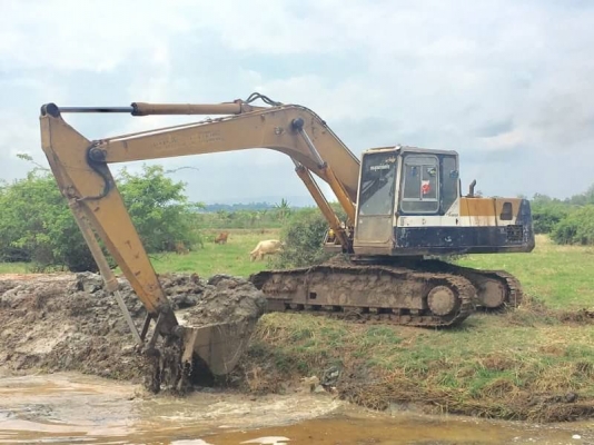 KOMATSU PC200-5 ราคา 495,000 บาท คอนโทรลยาว  ไฟฟ้าครบ แอร์เย็น สวย เครื่อง Komatsu 6D9L-Turbo ดี ปั้มแรง พร้อมทำงาน โช่หนา เอวหลวม แอร์เย็น ช่วงลางเต็ม  รถอยู่ จ.สกลนคร โทร&amp;ไอดีไลน์ 0610710295