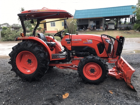 ขายรถไถคูโบต้า L5018(4WD)2เพลา สภาพนางฟ้า ใหม่มาก ใช้งานน้อยมาก 545ชั่วโมง พร้อมอุปกรณ์ 3 ชิ้น ขายราคา 618,000 บาท โทรสอบถามได้เลยค่ะ 081-9136451 ขอดูรูปทาง Line:Bow6451  เครื่องดี เกียร์ดี ยางดีทั้ง 4 เส้น ตรวจเชคเรียบร้อยค่ะ เล่มทะเบียนพร้อมค่ะ