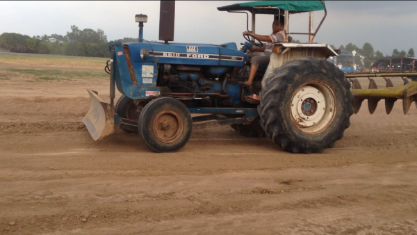 ขายรถไถFORD -77 (ราคา 238,000 บาท) มีภาพวีดีโอ รถสภาพ พร้อมใช้งาน อุปกรณ์ครบพร้อม มีใบมีดดันหน้า ผานสภาพดีเครื่องแรงดี ระบบไฮดรอลิกส์ดี คูณ ชัยยา โทร 081-9972972 089-8451778