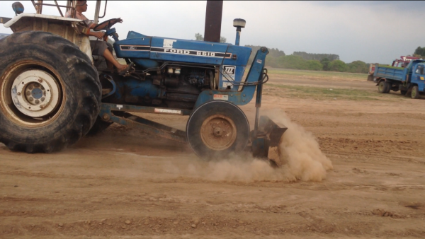 ขายรถไถFORD -77 (ราคา 238,000 บาท) มีภาพวีดีโอ รถสภาพ พร้อมใช้งาน อุปกรณ์ครบพร้อม มีใบมีดดันหน้า ผานสภาพดีเครื่องแรงดี ระบบไฮดรอลิกส์ดี คูณ ชัยยา โทร 081-9972972 089-8451778