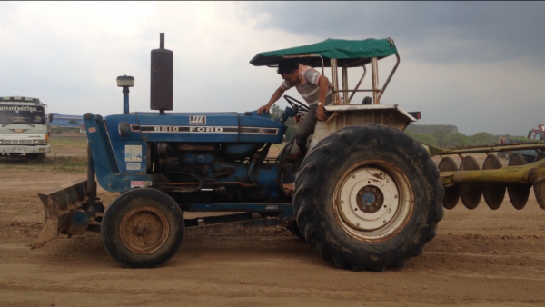 ขายรถไถFORD -77 (ราคา 238,000 บาท) มีภาพวีดีโอ รถสภาพ พร้อมใช้งาน อุปกรณ์ครบพร้อม มีใบมีดดันหน้า ผานสภาพดีเครื่องแรงดี ระบบไฮดรอลิกส์ดี คูณ ชัยยา โทร 081-9972972 089-8451778