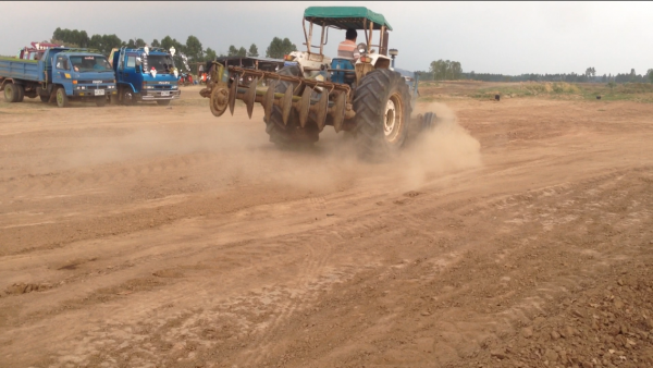 ขายรถไถFORD -77 (ราคา 238,000 บาท) มีภาพวีดีโอ รถสภาพ พร้อมใช้งาน อุปกรณ์ครบพร้อม มีใบมีดดันหน้า ผานสภาพดีเครื่องแรงดี ระบบไฮดรอลิกส์ดี คูณ ชัยยา โทร 081-9972972 089-8451778